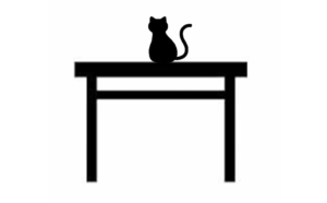 机の上に猫がいる